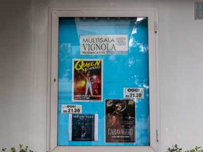 Ai lati dell�ingresso, affisse in apposite cornici, le locandine cartacee informano sui film in programmazione